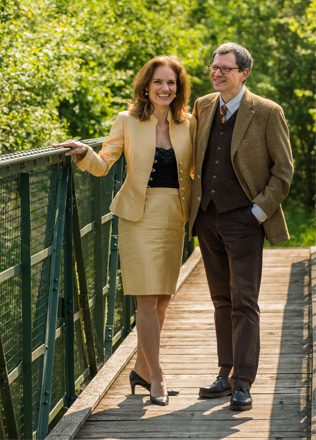 Susanne Draxler und Gerald Benz auf einer Brücke